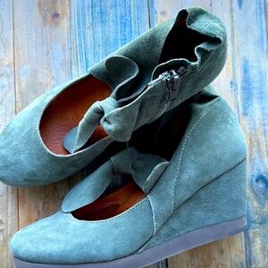 Gentle Souls Blue  Suede Wedges w Ankle Ties. Size 6. EUC
